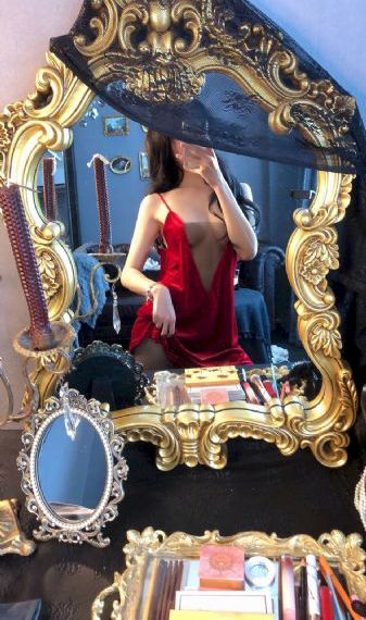 脱下衣服的漂亮姐姐