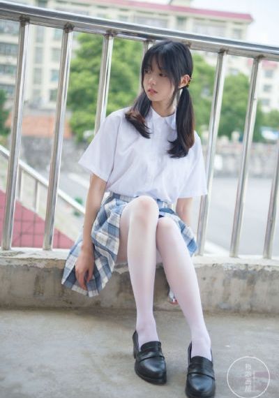 脱了她裙子摸进她的内裤亲吻