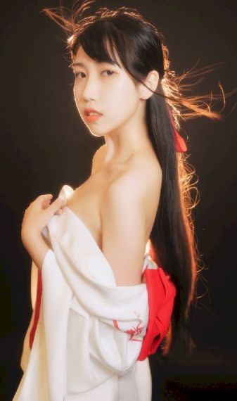 按摩的女大学生